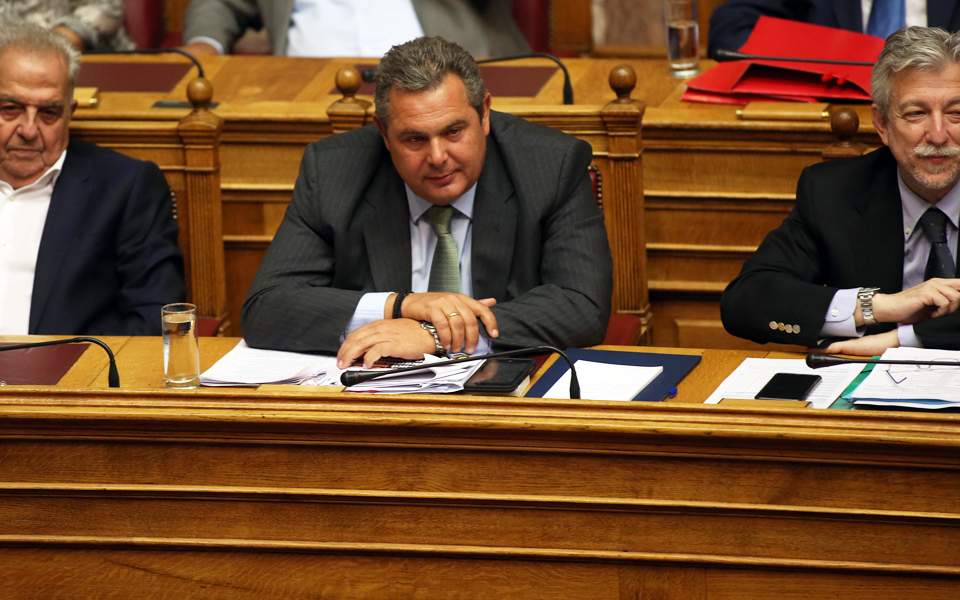 Πυρ ομαδόν κατά του υπουργού Αμυνας από τους αρχηγούς 1