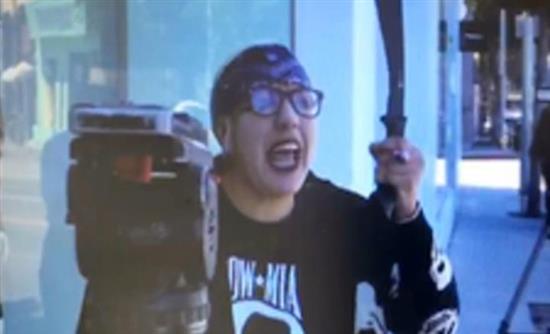 Ενοπλη εισέβαλε σε μπουτίκ των Καρντάσιαν και απειλούσε: θα εκτελεστούν αν πατήσουν το πόδι τους στην Κούβα (ΒΙΝΤΕΟ)