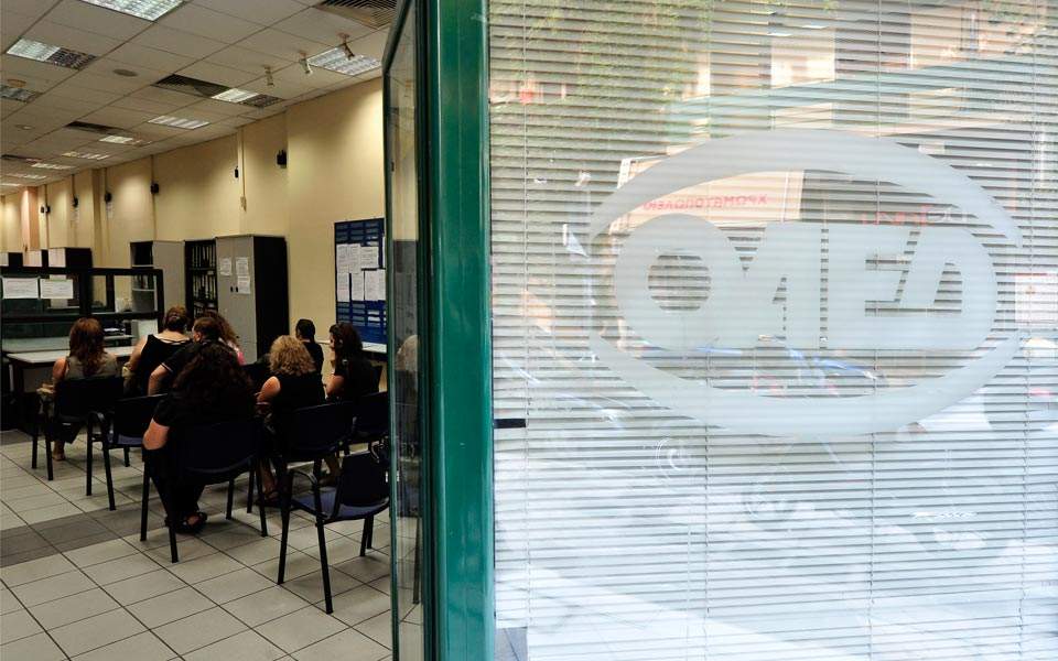 Μείωση ανεργίας, αλλά αύξηση του αριθμού των μακροχρόνια ανέργων