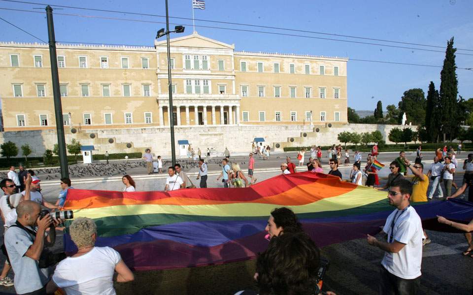 Colour Youth: Καλεί ΝΔ – ΔΗΣΥ να στηρίξουν τη νομική αναγνώριση της ταυτότητας φύλου