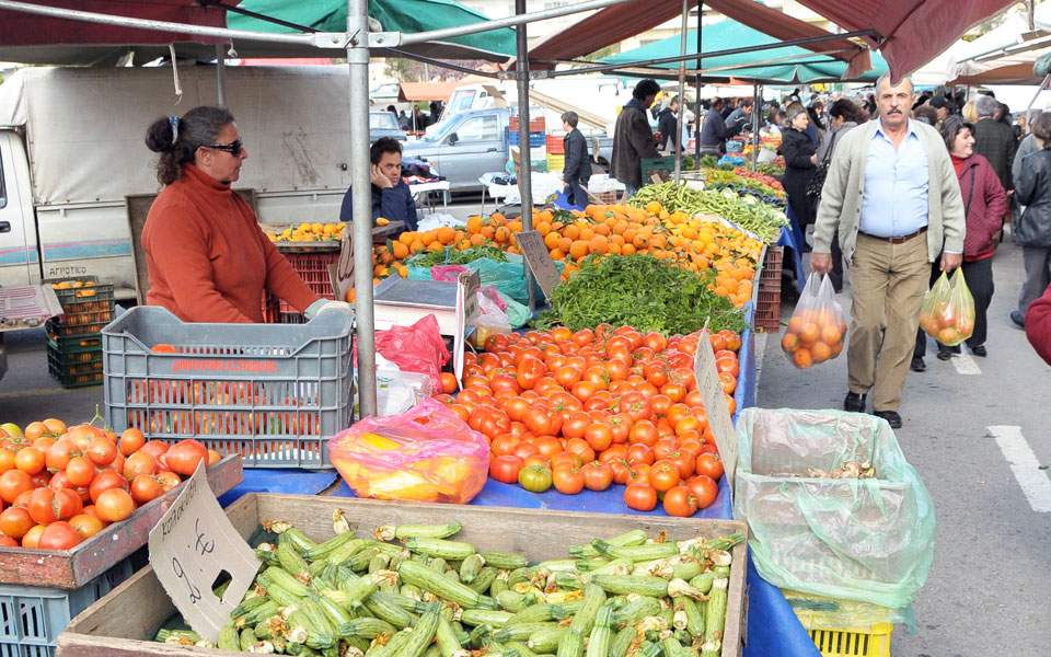 Ανεξέλεγκτη παραμένει η πώληση παράνομου χύμα τσίπουρου