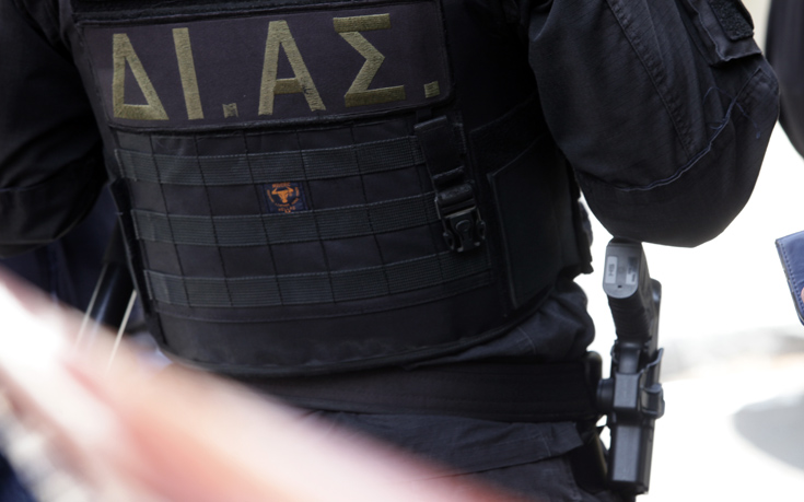 Στα χέρια της αστυνομίας ανήλικοι που άνοιγαν αυτοκίνητα στη Λαμία 1