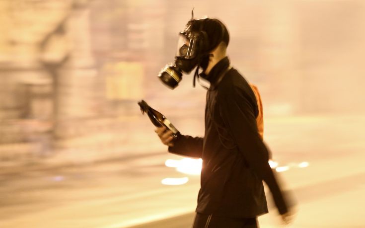 Επιθέσεις κουκουλοφόρων στα ΜΑΤ στα Εξάρχεια 1