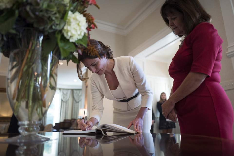 Με τη σύζυγο του Αντιπροέδρου των ΗΠΑ συναντήθηκε η Μπέττυ Μπαζιάνα