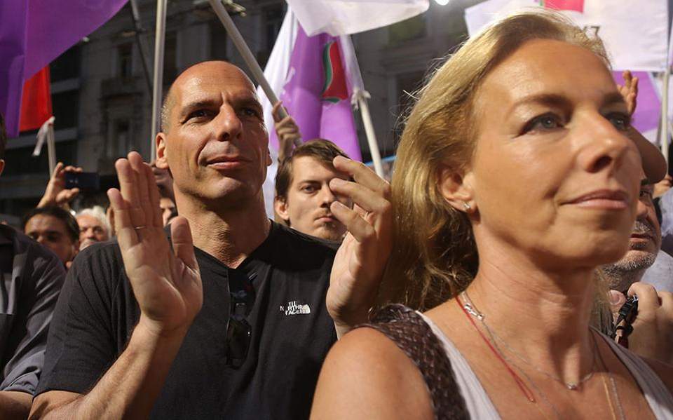 Βαρουφάκης: Η σύζυγός μου βιντεοσκοπούσε τηλεφωνικούς μου διαλόγους