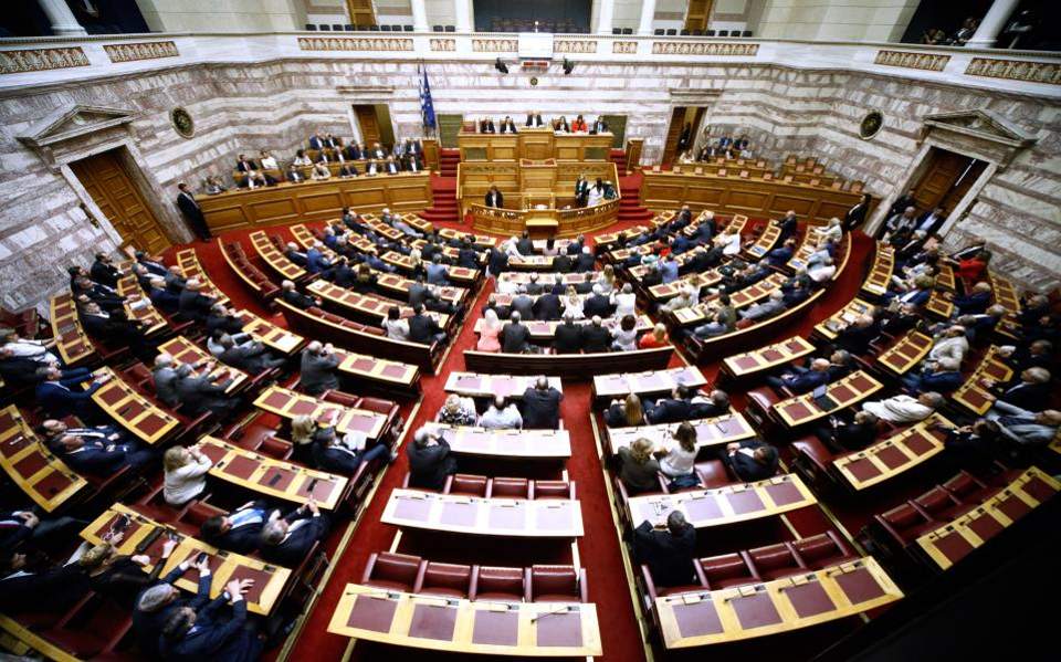Η ταυτότητα φύλου, η ηλικία και οι επικοινωνιακοί χειρισμοί της κυβέρνησης