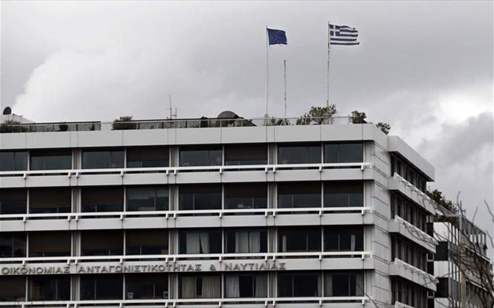 Κατάρρευση εσόδων, αύξηση επιστροφών 1