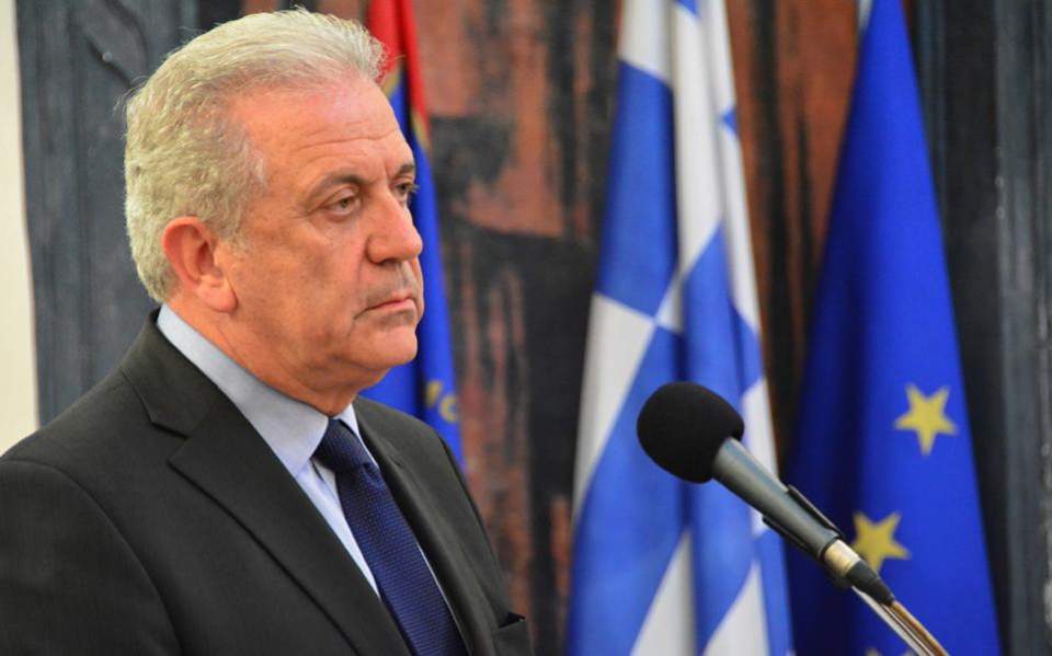 Politico: Η παρέμβαση Αβραμόπουλου ανάγκασε τον Τουσκ να αλλάξει τα σχέδια του για το μεταναστευτικό