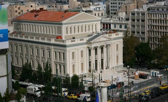 Ο Πειραιάς υποδέχεται τις γιορτές φωτίζοντας το χριστουγεννιάτικο δέντρο του