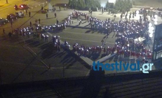 Εκατοντάδες Αγιοβασίληδες σχημάτισαν ένα τεράστιο αστέρι στη ΔΕΘ (ΒΙΝΤΕΟ) 1