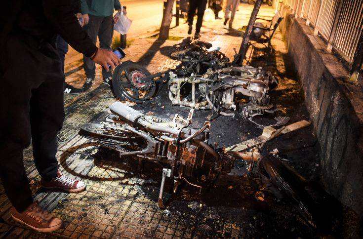 Καμένα μηχανάκια, ένταση και 11 προσαγωγές μετά από αγώνα βόλεϊ