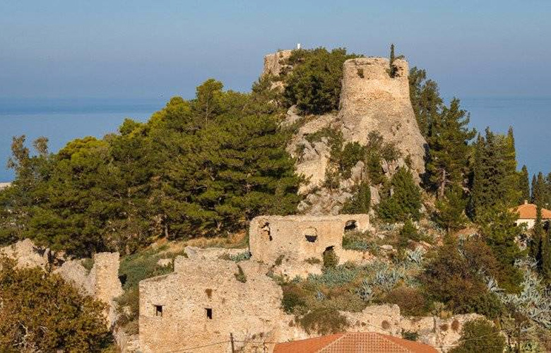 Η ξελογιάστρα Κυπαρισσία με τα λιθόστρωτα φιδωτά καλντερίμια