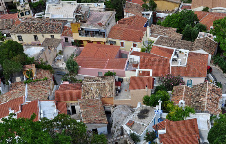 Βόλτα στην Πλάκα, την «συνοικία των θεών»