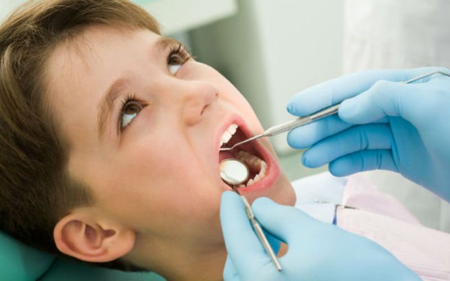 Βούρτσισμα από το πρώτο δόντι συστήνουν οι οδοντίατροι