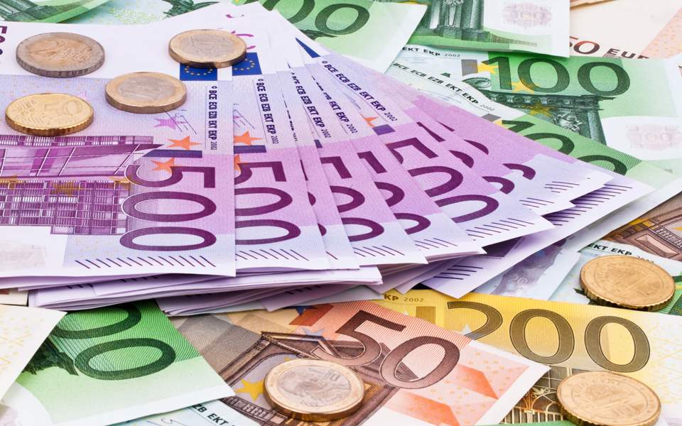 «Ψαλίδι» στις εισφορές ελεύθερων επαγγελματιών και αυτοαπασχολουμένων