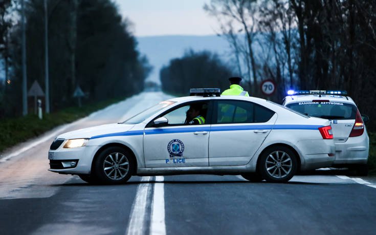 Πετούσαν πέτρες και αντικείμενα σε διερχόμενους οδηγούς για να τους ληστέψουν