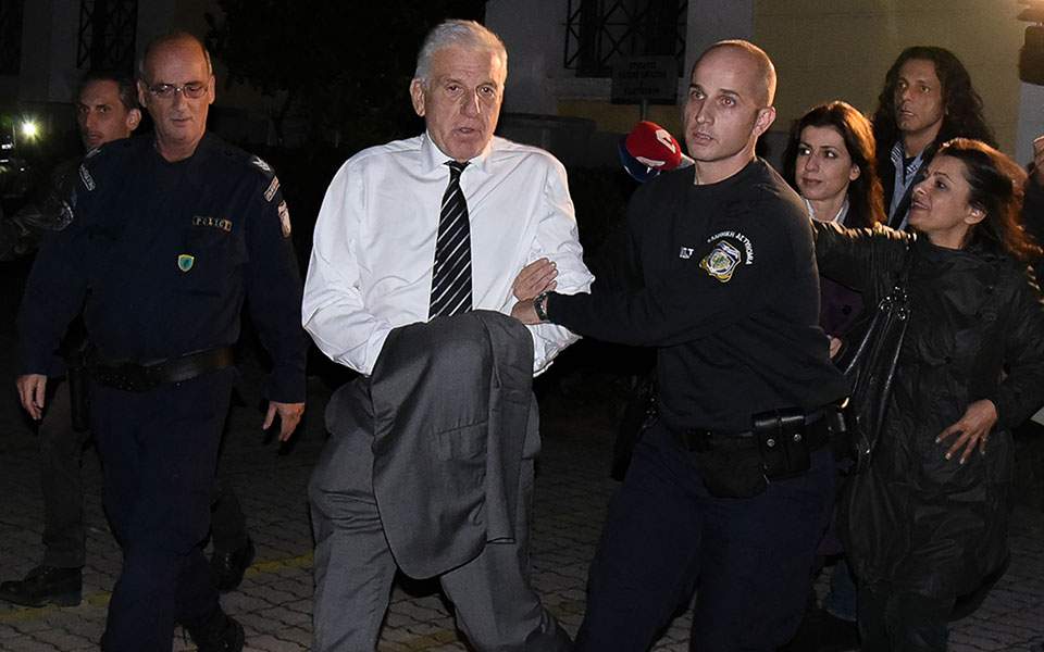Η δικαιοσύνη βάζει στο στόχαστρο το ακίνητο του Παπαντωνίου στη Σύρο