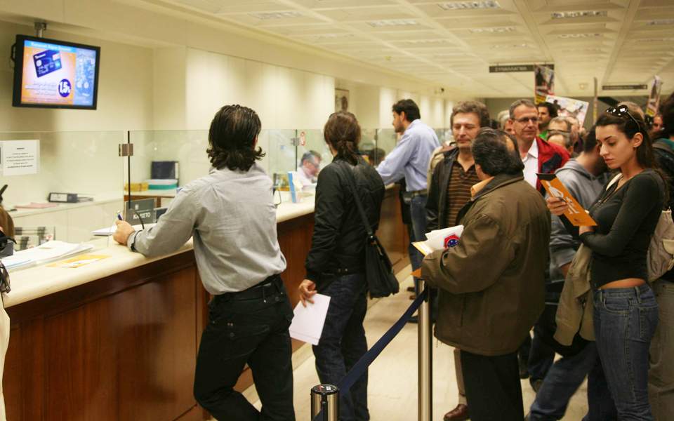 Οι μεγάλες φορολογικές υποχρεώσεις φρενάρουν την αύξηση των καταθέσεων