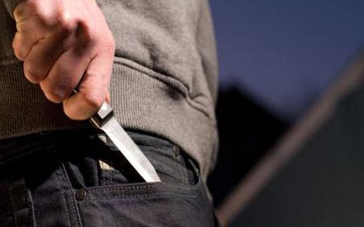 Μπούκαρε με μαχαίρι και λήστεψε ψιλικατζίδικο