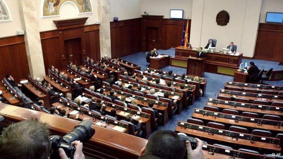 ΠΓΔΜ: Ψηφίστηκε η αμνηστία για τα επεισόδια του περασμένου Απριλίου στη Βουλή 1