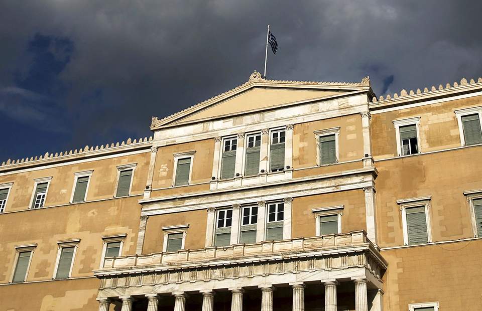 Κόντρα κυβέρνησης – αντιπολίτευσης στη Βουλή για τη νέα ρύθμιση στην προστασία της ά κατοικίας