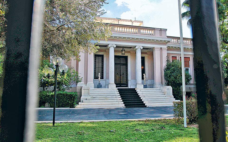 Δύο γραμμές στην κυβέρνηση για τις παροχές 1