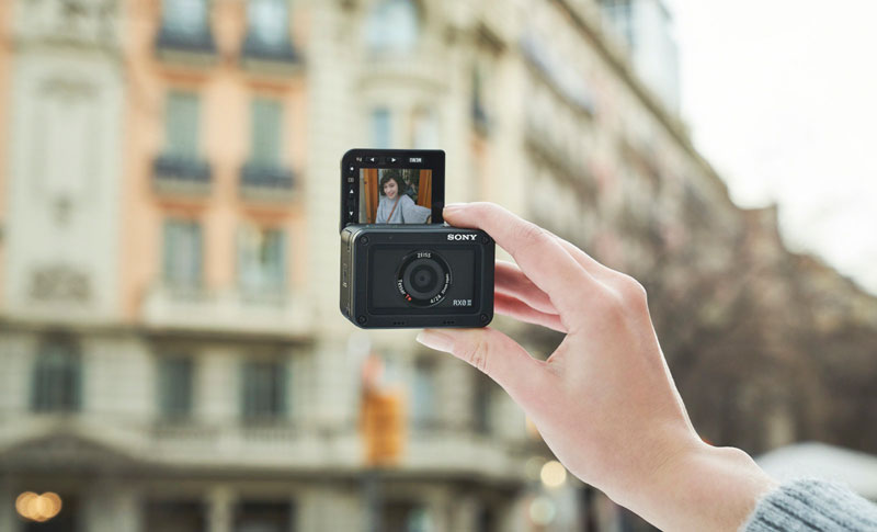 Sony RX0 II: Μια compact action κάμερα που προσφέρει 4K video, περιστρεφόμενη οθόνη και Eye AF