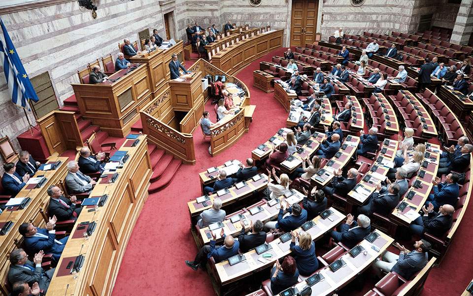 Βουλή: Υπερψηφίστηκαν εν μέσω έντασης το ν/σ για άδειες οδήγησης και η τροπολογία για ΕΥΠ 1