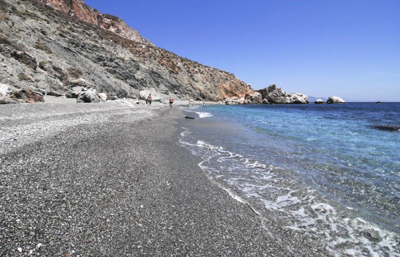 Κάτεργο, η άγρια παραλία στη Φολέγανδρο 4