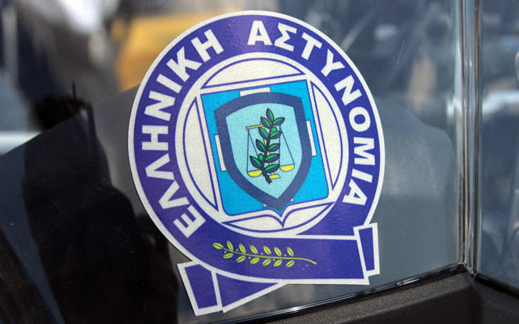 Αλλοδαπός συνελήφθη στη Σαντορίνη με πιστόλι, χειροβομβίδα και ναρκωτικά