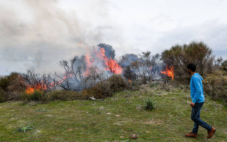 Φωτιές, οδομαχίες και δακρυγόνα στη Μόρια – Δείτε φωτογραφίες 6