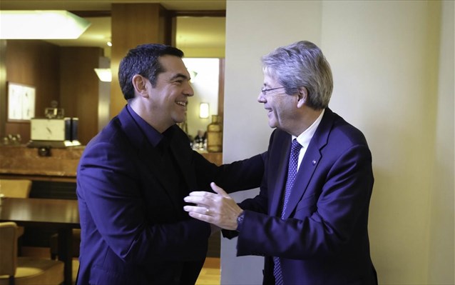 Οι προοπτικές της ελληνικής οικονομίας στο επίκεντρο της συνάντησης Τσίπρα-Τζεντιλόνι