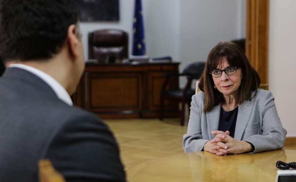 Στο υπ. Υγείας η Αικ. Σακελλαροπούλου: Απόλυτα αναγκαίοι οι περιορισμοί