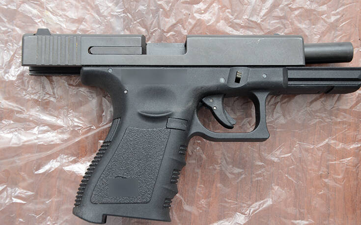 Αντιτρομοκρατική: Φωτογραφίες από το υπόγειο τούνελ σε μονοκατοικία στα Σεπόλια και τον βαρύ οπλισμό 16