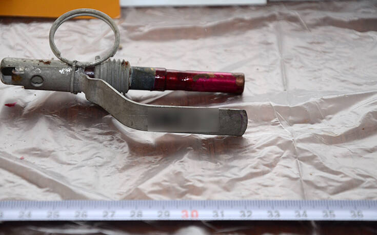 Αντιτρομοκρατική: Φωτογραφίες από το υπόγειο τούνελ σε μονοκατοικία στα Σεπόλια και τον βαρύ οπλισμό 11