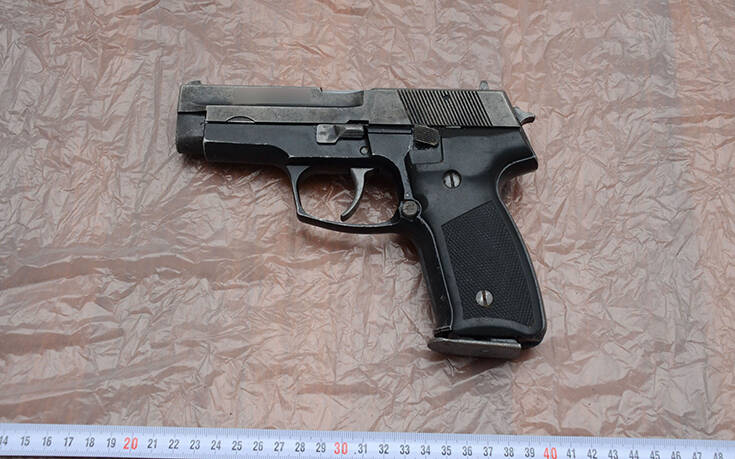 Αντιτρομοκρατική: Φωτογραφίες από το υπόγειο τούνελ σε μονοκατοικία στα Σεπόλια και τον βαρύ οπλισμό 12