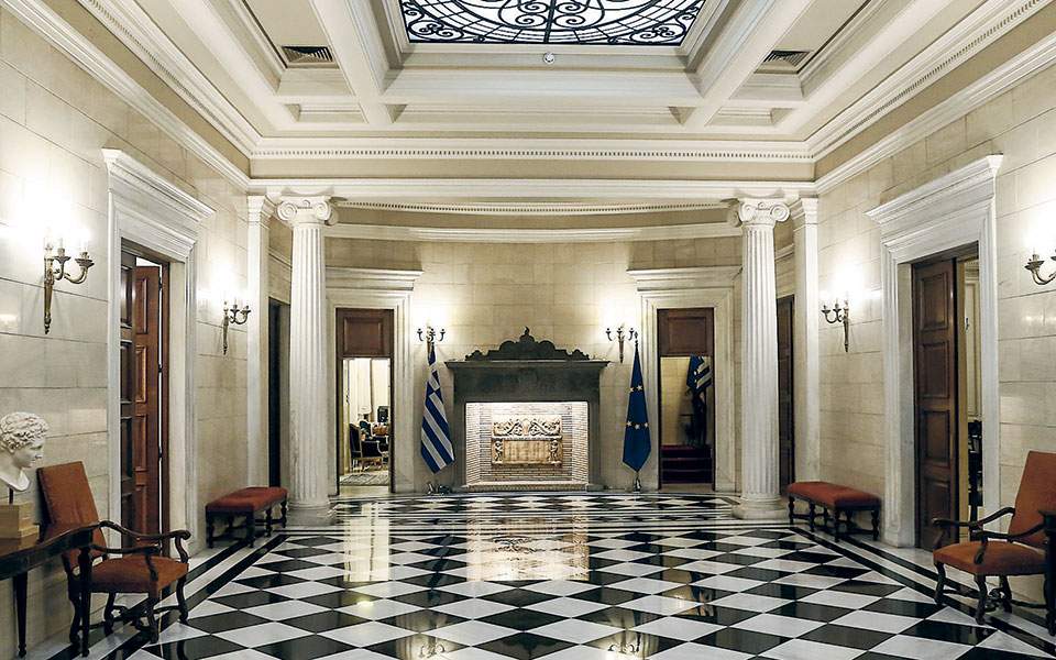 Καραντίνα και στο στρατηγείο – Σε ρυθμούς κορωνοϊού η ζωή στο Μέγαρο Μαξίμου