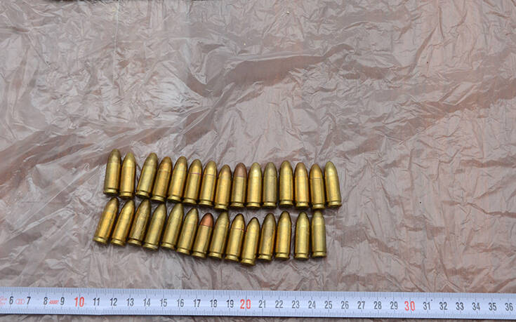 Αντιτρομοκρατική: Φωτογραφίες από το υπόγειο τούνελ σε μονοκατοικία στα Σεπόλια και τον βαρύ οπλισμό 17