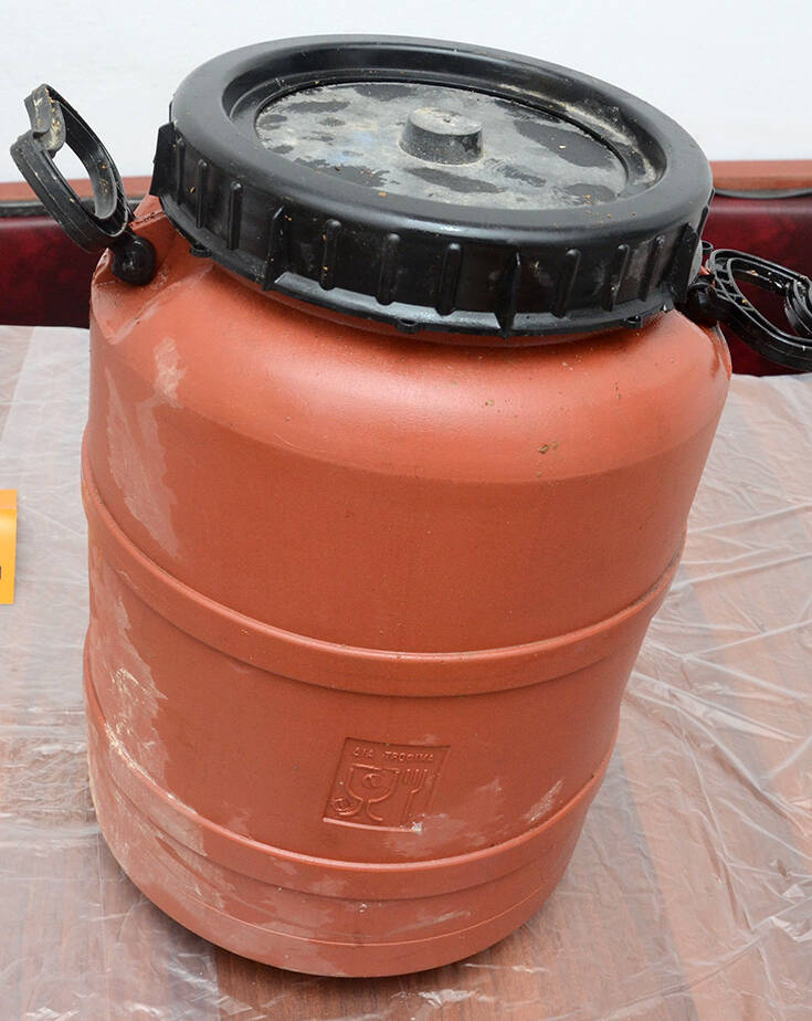 Αντιτρομοκρατική: Φωτογραφίες από το υπόγειο τούνελ σε μονοκατοικία στα Σεπόλια και τον βαρύ οπλισμό 9