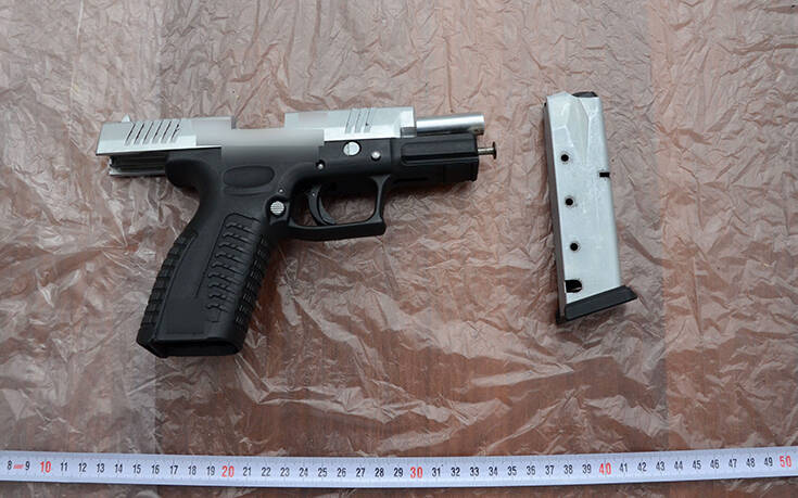 Αντιτρομοκρατική: Φωτογραφίες από το υπόγειο τούνελ σε μονοκατοικία στα Σεπόλια και τον βαρύ οπλισμό 15