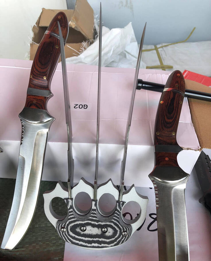 «Μπλόκο» της ΑΑΔΕ σε κοντέινερ με περίπου 5.000 μαχαίρια, taser και σιδερογροθιές 4