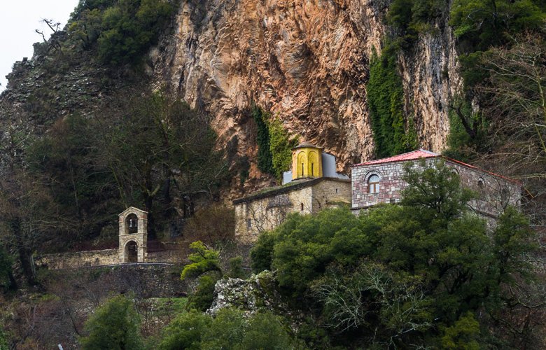 Η Μονή που είναι χτισμένη μέσα στα γρανιτένια βράχια – News.gr 3