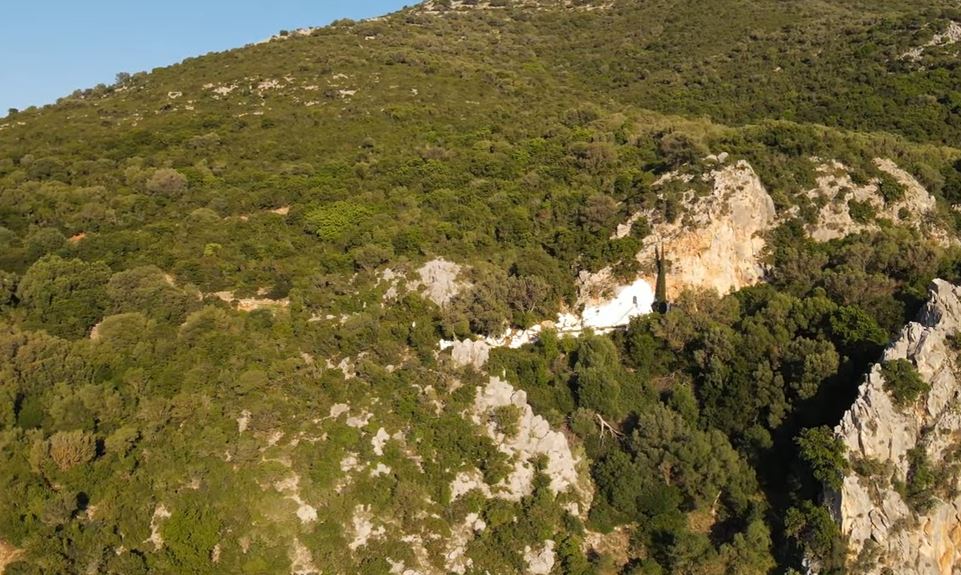 Το ξεχωριστό εξωκκλήσι στη σπηλιά του βράχου – Πώς άλλαξε θέση – News.gr