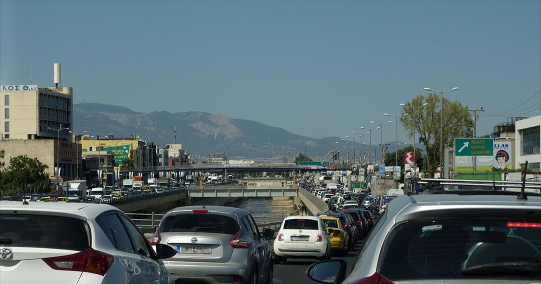 Σύγκρουση ΙΧ με φορτηγό στην Μεταμόρφωση- Δύσκολη η κυκλοφορία στην Λ. Κηφισού