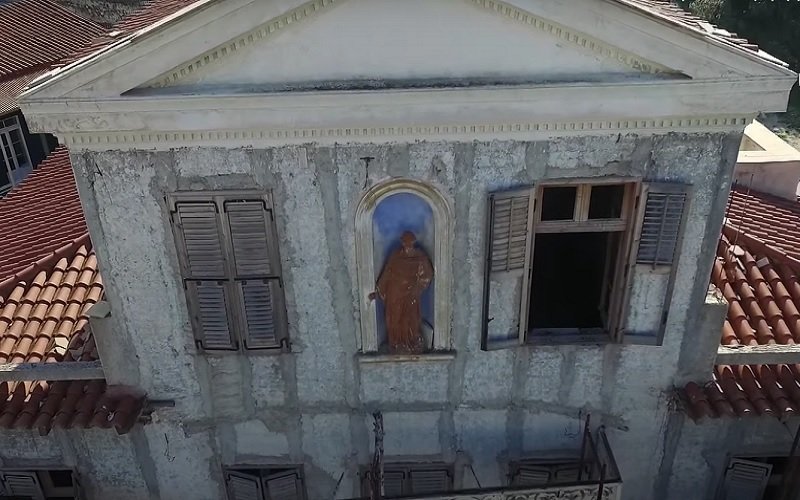 Το εγκαταλελειμμένο σπίτι με την «πήλινη γυναίκα» στην Αθήνα – News.gr