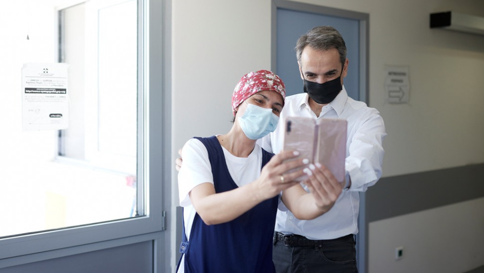 Μητσοτάκης για εμβολιασμούς: Η νεολαία δείχνει δρόμο – Τι υποσχέθηκε σε υγειονομικούς