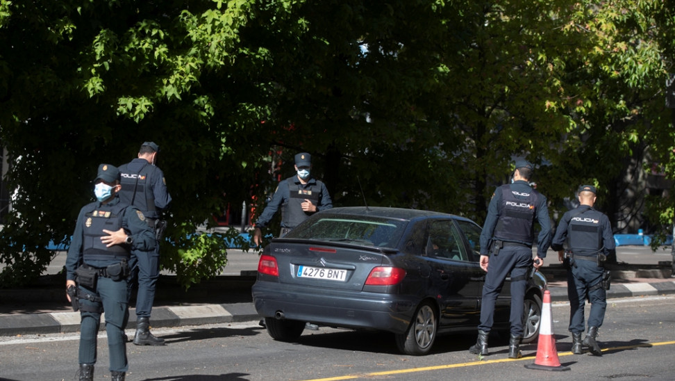 Ισπανία: Υπουργός έλαβε με ταχυδρομείο ένα μαχαίρι με κόκκινα στίγματα-Μπαράζ απειλητικών επιστολών