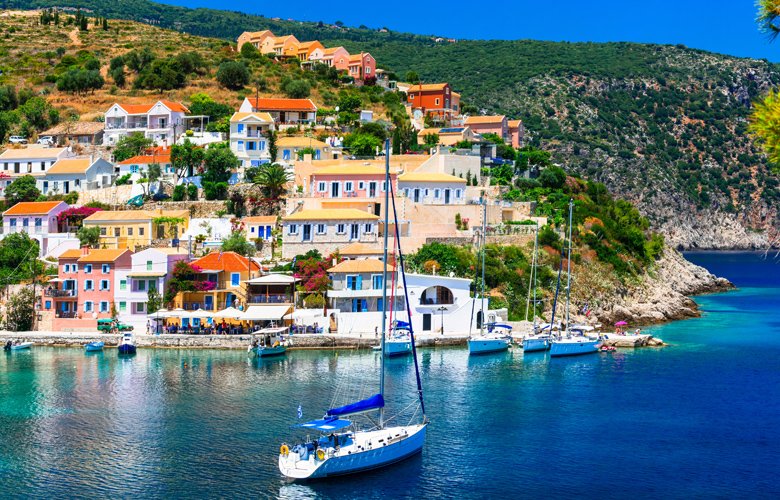 Το παραμυθένιο χωριό που ακουμπά στη θάλασσα – News.gr