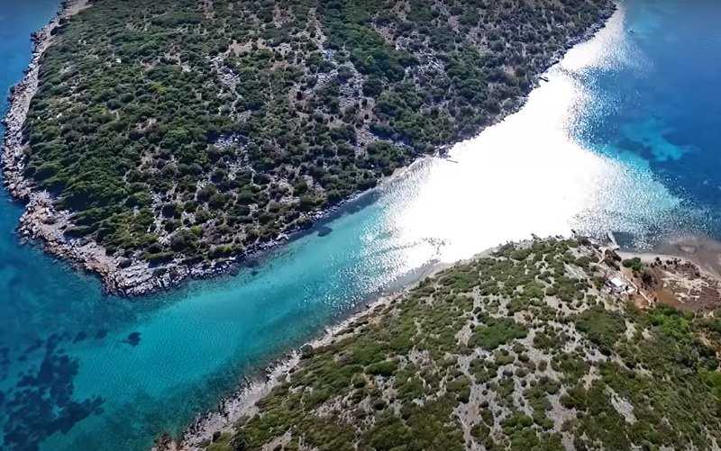 Μια άγνωστη γαλάζια λίμνη στην Ελλάδα – News.gr