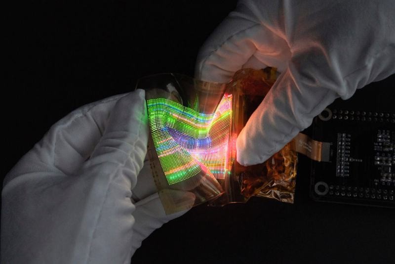 Παρουσίασε την πρώτη εύκαμπτη micro-LED οθόνη στον κόσμο